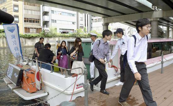 人们在日本桥登船上班（共同社）