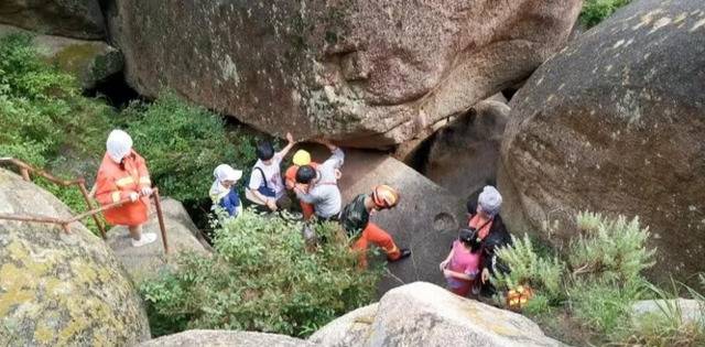 丰宁突降暴雨30余名游客被困山中 消防紧急救援