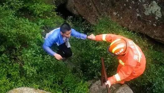 丰宁突降暴雨30余名游客被困山中 消防紧急救援