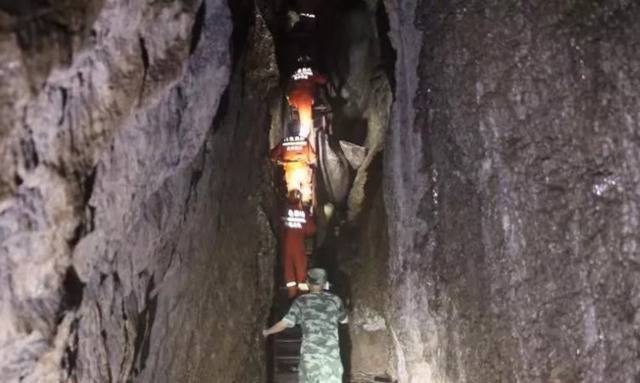 丰宁突降暴雨30余名游客被困山中 消防紧急救援