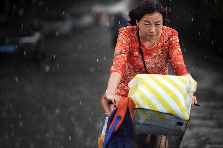 北京暴雨蓝色预警朝阳区短时强降雨组图