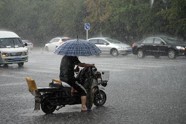 北京暴雨蓝色预警朝阳区短时强降雨组图