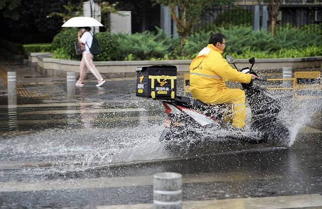 北京暴雨蓝色预警朝阳区短时强降雨组图