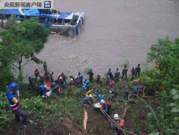 尼泊尔一大巴车坠入河中 致至少3人死亡23人失踪