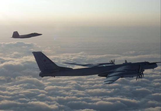 美加军机阿拉斯加附近拦截俄轰战机。（图源：CNN）