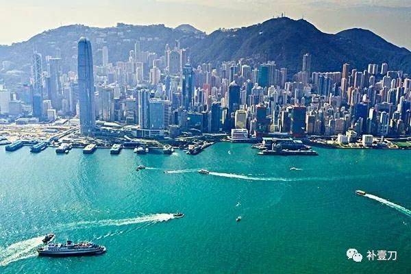 当香港面临回归以来最严峻局面时 李嘉诚去哪了？