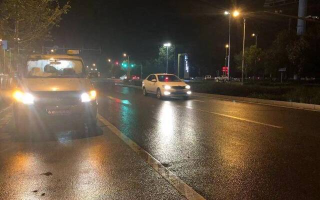 北京密云一轿车涉水被淹熄火，女司机坐车门拍摄“雨景”