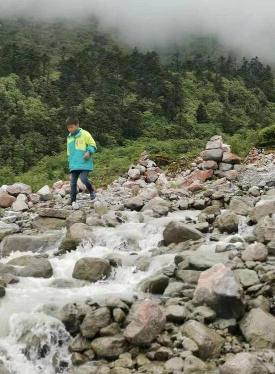 湖北8岁男孩海螺沟失联7天 家属继续上山搜寻中