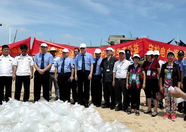 广东省茂名市渔民非法捕捞遇险获救认罪后放生4.5万鱼苗