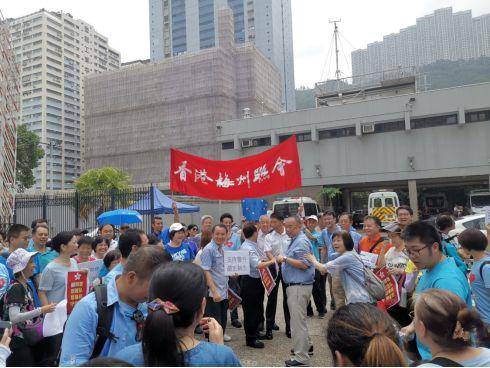 葵涌警署，市民对警察表达感谢。杨升/摄