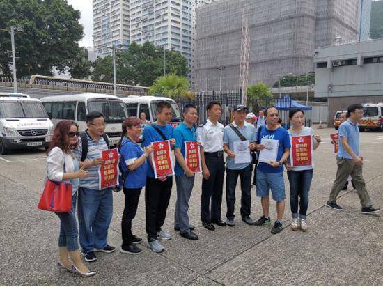 大批香港民众来到葵涌警署慰问警察。