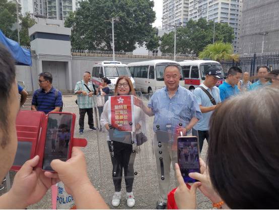 大批香港民众来到葵涌警署慰问警察环球时报-环球网赴香港特派记者杨升/摄