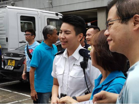 大批香港民众来到葵涌警署慰问警察环球时报-环球网赴香港特派记者杨升/摄