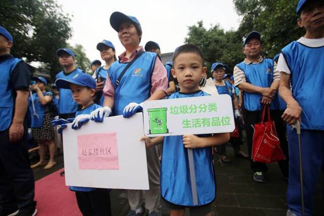 建国门启动“周末环保日” 居民“健走捡拾”垃圾 组图