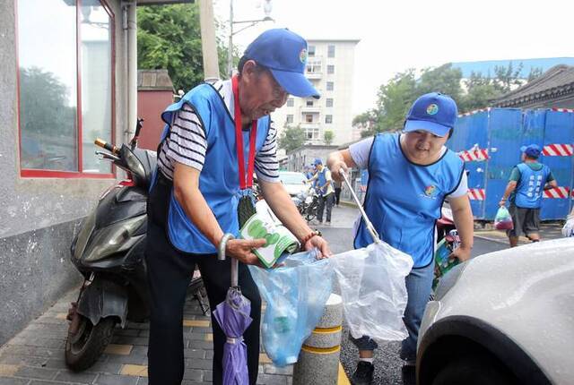 建国门启动“周末环保日” 居民“健走捡拾”垃圾 组图