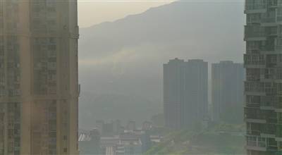  7月8日19时许，记者在攀枝花东区的酒店高楼上拍摄的城市污染现状。