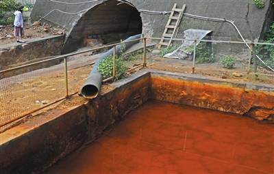 钒钛高新区内一家停产企业的沉淀池，沉淀池四壁和池底呈鲜红的液体，靠近有刺鼻气味。