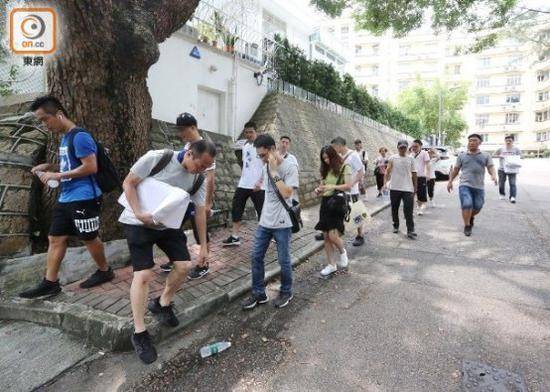 民众步行到黎智英住所外（图片来源：香港“东网”）