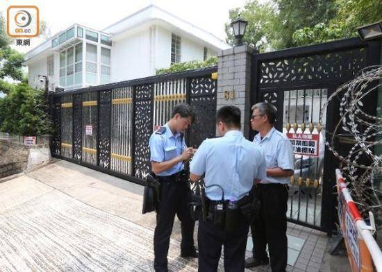 两名警察前去了解情况（图片来源：香港“东网”）