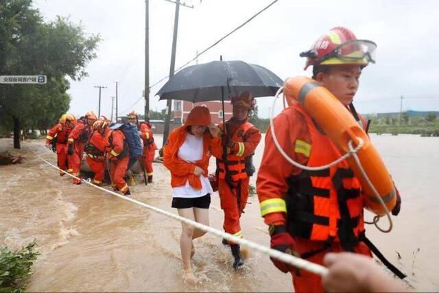 浙江宁波沙堰村600余人被洪水围困 消防紧急营救