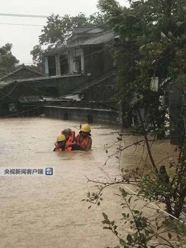 浙江宁波沙堰村600余人被洪水围困 消防紧急营救