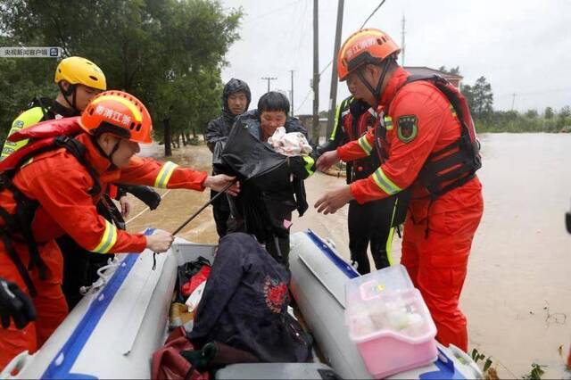 浙江宁波沙堰村600余人被洪水围困 消防紧急营救