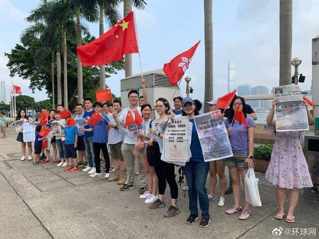 香港市民到金紫荆广场参加升旗仪式