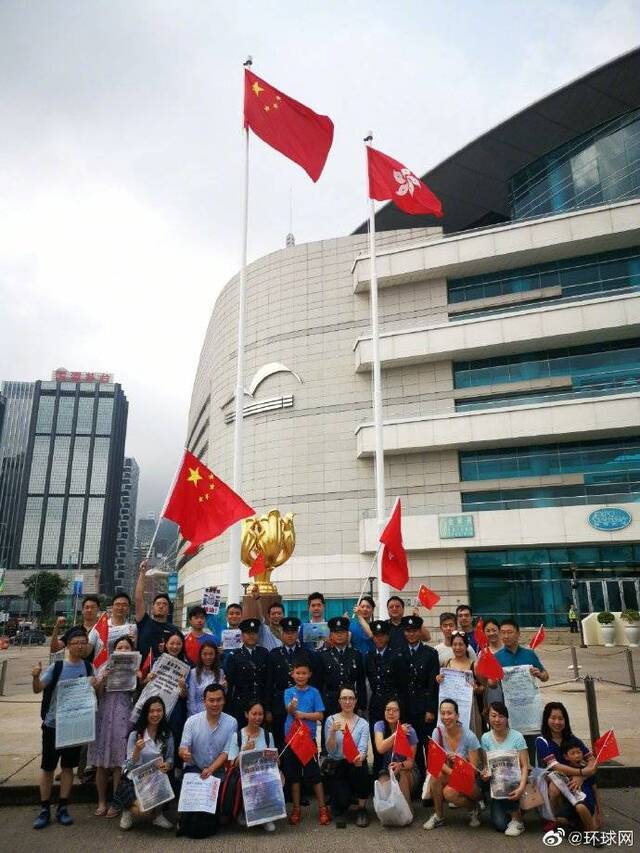 香港市民到金紫荆广场参加升旗仪式
