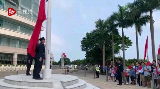 今早，香港市民在金紫荆广场参加升旗仪式。陈青青/摄