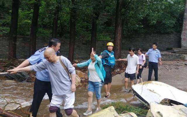 北京密云强降雨 警方紧急排险安全转移866人