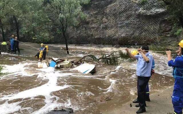 北京密云强降雨 警方紧急排险安全转移866人