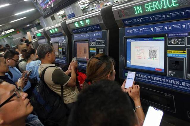 北京55座地铁站率先试点“非现金支付”组图
