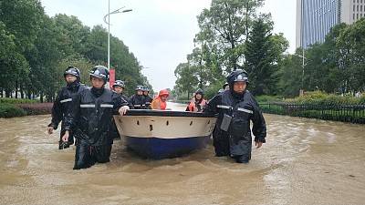 受“利奇马”影响浙江临海发生内涝民警用冲锋舟救援