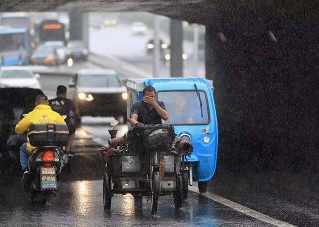 台风“利奇马”外围云系影响北京白天雨量不均