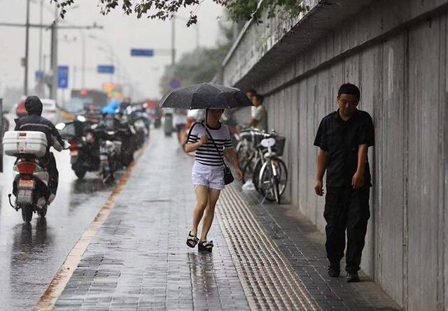 台风“利奇马”外围云系影响北京白天雨量不均