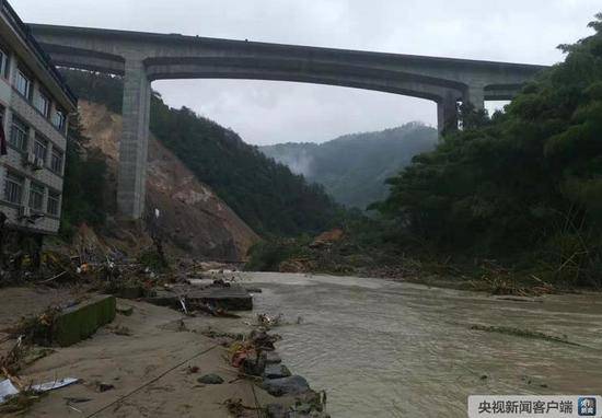 浙江永嘉县山早村由滑坡造成的堰塞湖照片。↓（照片来源：永嘉县消防救助大队）