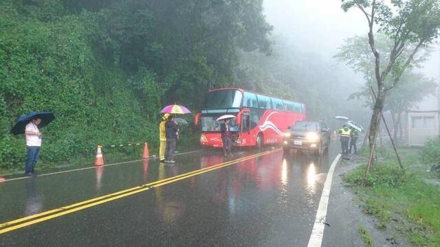 载大陆旅游团客车在台湾撞车 伤者达11人(图)