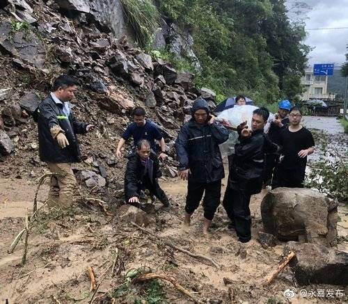 永嘉孕妇待产 救援人员冒雨过塌方扛担架6小时