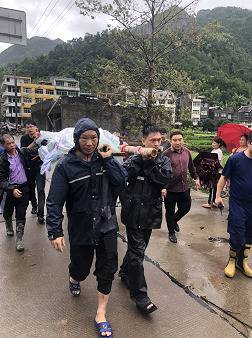 永嘉孕妇待产 救援人员冒雨过塌方扛担架6小时