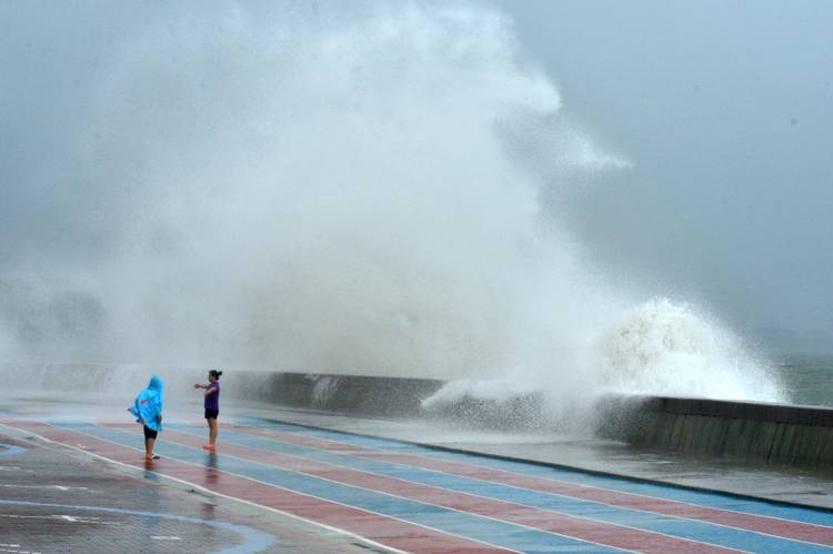 沿海频掀巨浪青岛发布暴雨红色预警组图