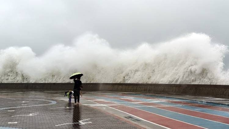 沿海频掀巨浪青岛发布暴雨红色预警组图