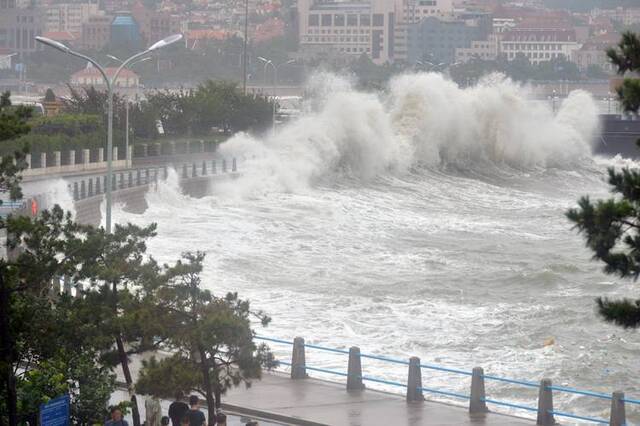 沿海频掀巨浪青岛发布暴雨红色预警组图