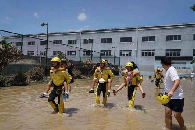 浙江台州临海市一学校被洪水隔绝，33人被困，截至发稿33人全部转至安全地带。图为电子地图截图