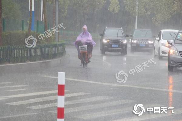 威海雨势强劲，多地积水严重，市民出行受到影响。（宋永强摄）