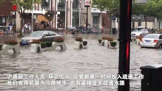 上海多地变“泽国”图片来源：新民晚报