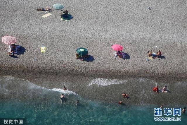 盛夏土耳其 民众前往海滩避暑