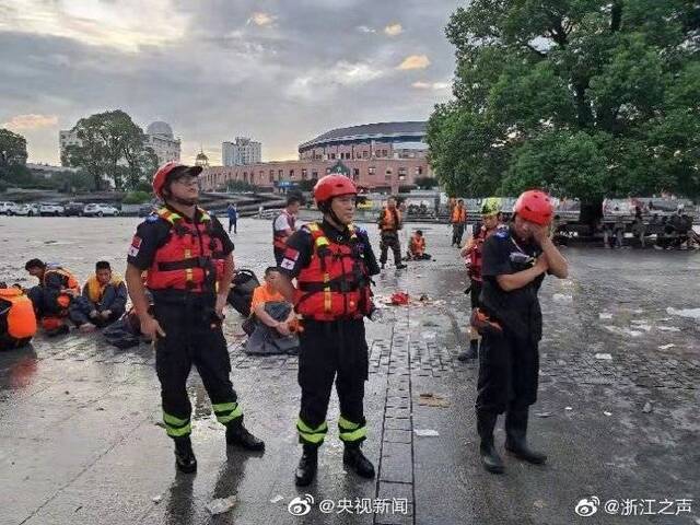 浙江临海现场救援队累趴 与被救群众席地而睡(图)