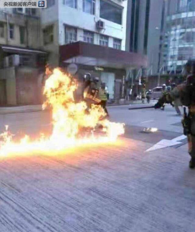 暴徒向香港警察投掷汽油弹 有警察多处烧伤