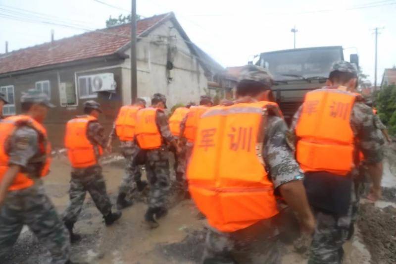 80集团军某炮兵旅寿光救灾 200余名滞留村民疏散