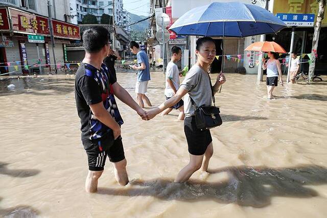 台风“利奇马”离去 千年古城临海仍一片“泽国”